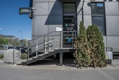Budynek i otoczenie 32